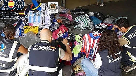 La policía destruirá la ropa falsificada incautada en el mercadillo de Astorga