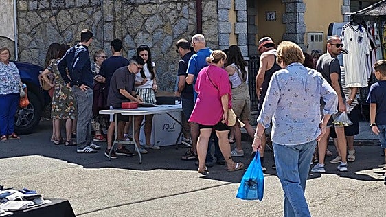 La comisión de fiestas de Villamanín empieza a repartir Lotería de Navidad tras el polémica Gordo