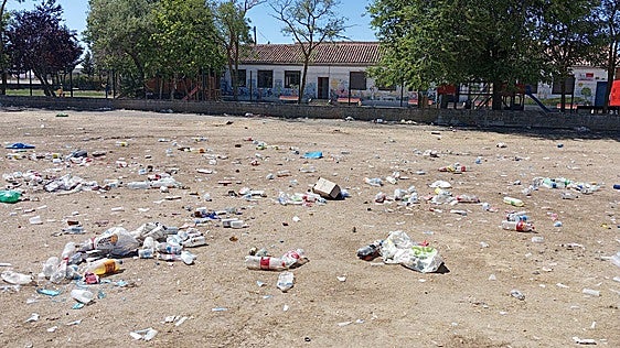 La resaca del concierto de Kiko Rivera en un pueblo de León deja llenos de basuras los centros educativos