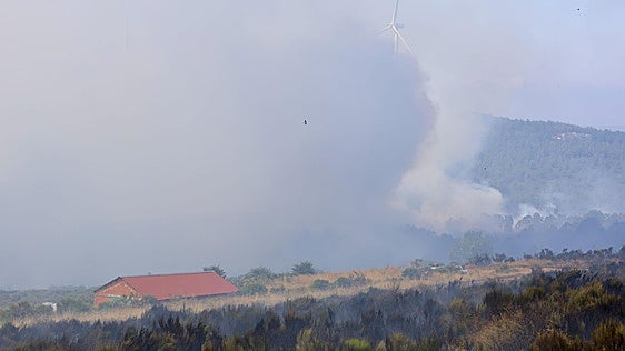 Se desalojan tres pueblos más tras una jornada que «no ha sido satisfactoria» en el incendio de Valdesamario