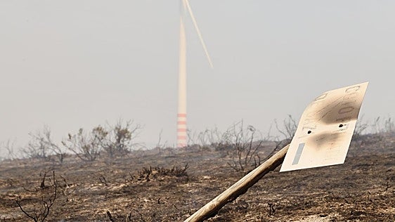 Las imágenes del incendio que mantiene evacuados tres pueblos de Omaña