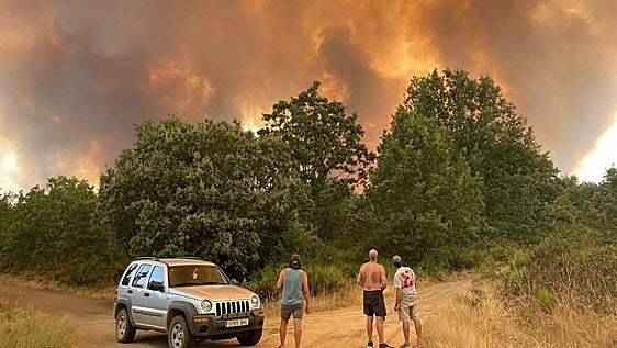 Evacuan tres pueblos y una urbanización por un incendio de IGR 2 en Vegas del Condado