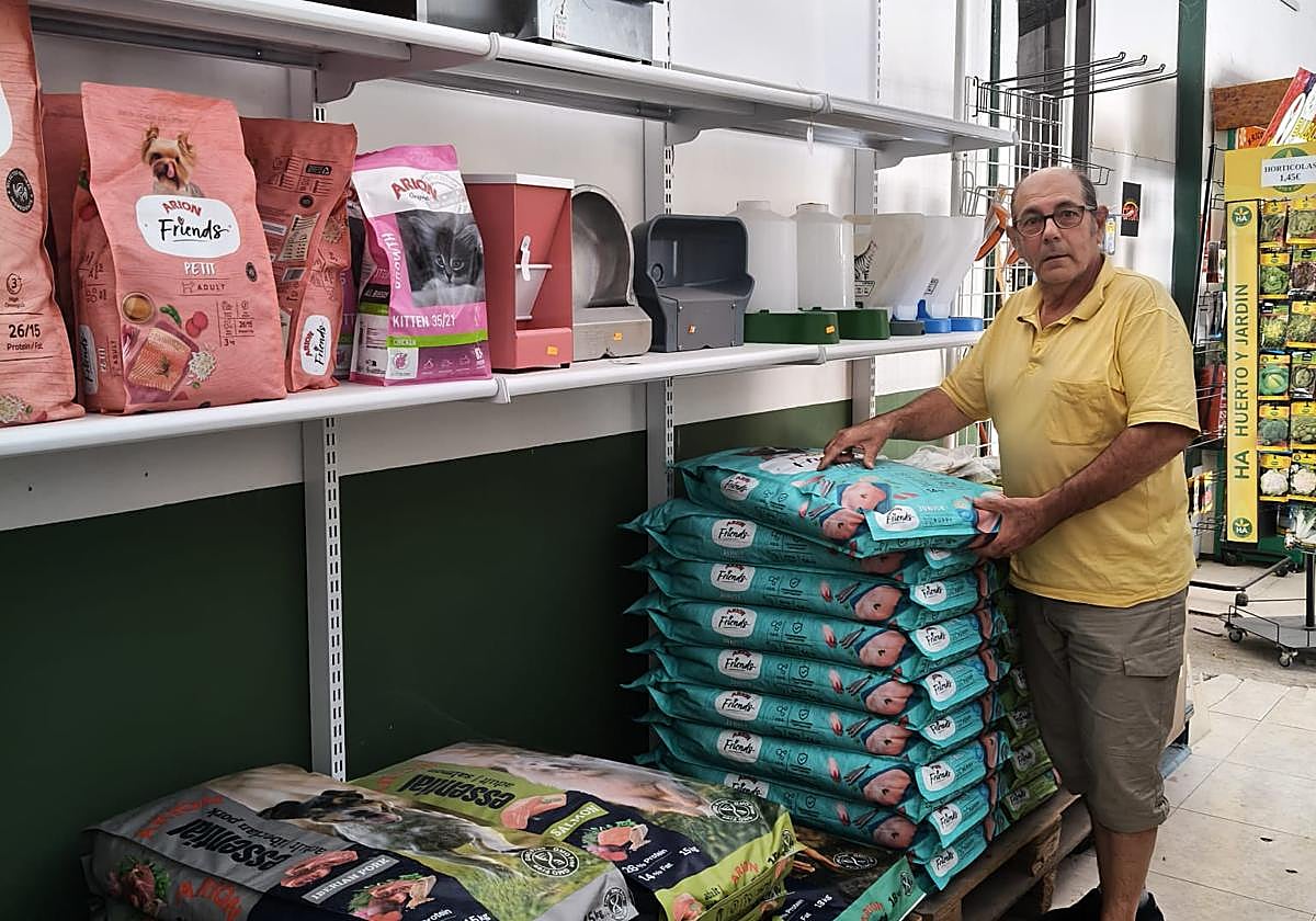 Juan Bautista Herrán en su almacén de productos agrícolas y ganaderos en Valencia de Don Juan.