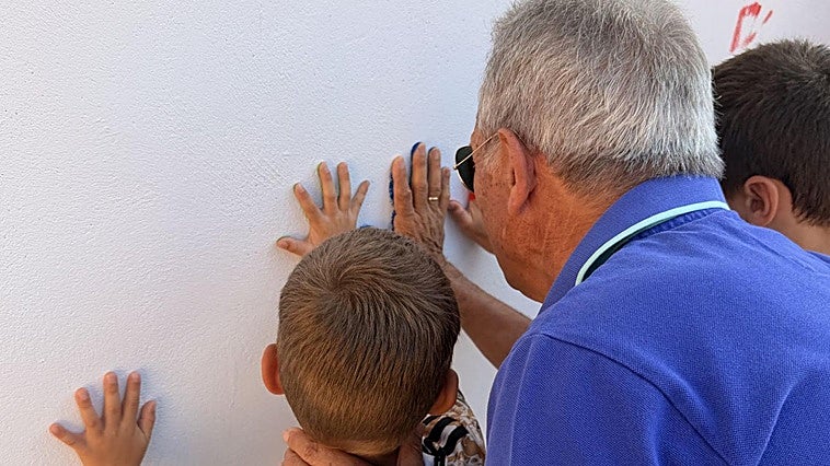Abuelos y nietos viven una jornada de reunión intergeneracional en un pueblo de los Oteros en León