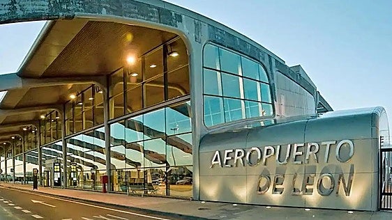 León Global denuncia que «las rutas testimoniales» actuales en el Aeropuerto de León «no ayudan al tejido industrial»
