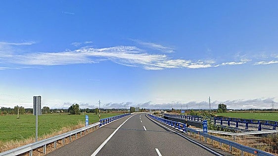 Una mujer de unos 40 años resulta herida en choque en la A-60 en León