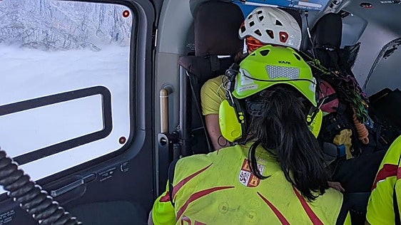 Evacúan en helicóptero a un montañero tras inmovilizarlo en camilla en Picos de Europa