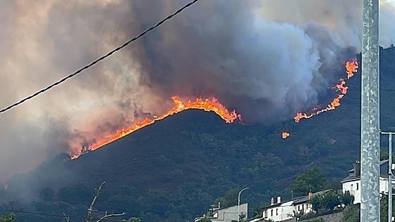 El incendio de Villablino asciende al nivel 2 del IGR y obliga a desalojar a unas 50 personas