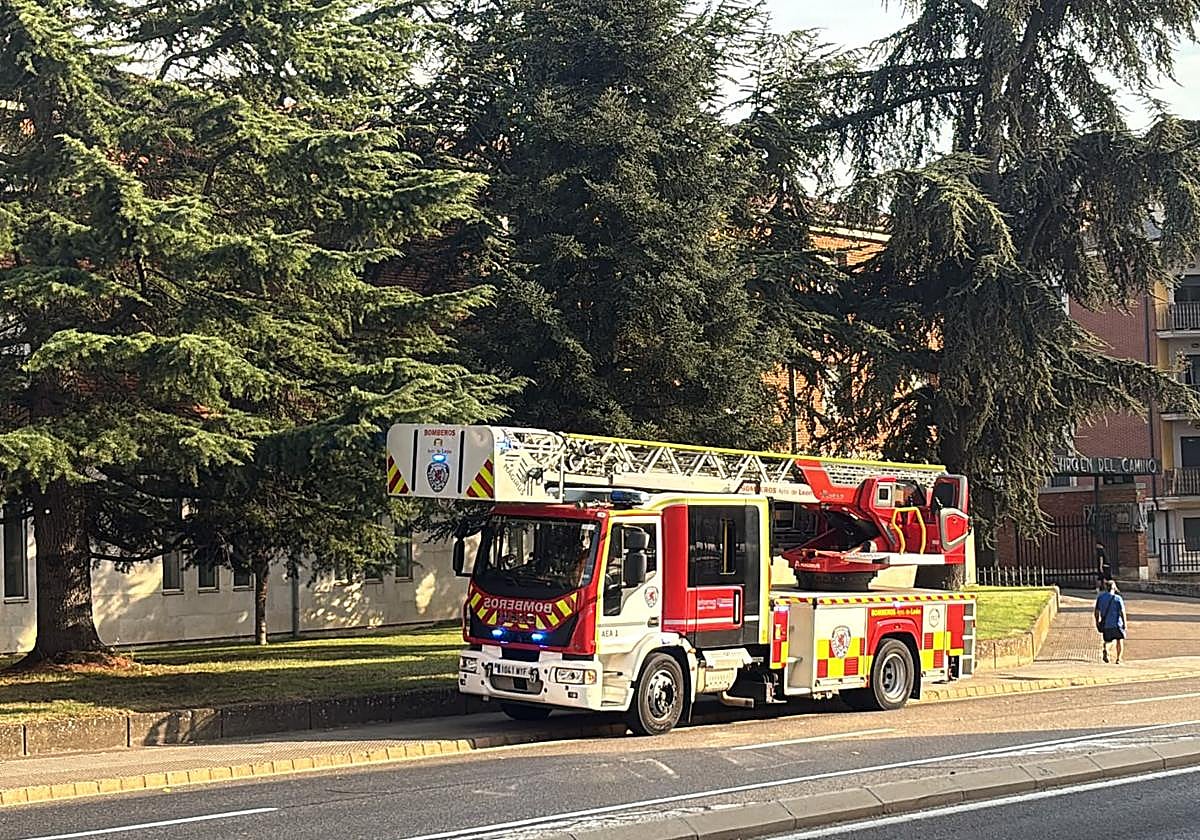 Camión de bomberos en la puerta de la residencia de ancianos en La Virgen del Camino.