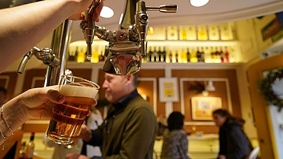 Una oportunidad laboral en el Páramo leonés: se busca quien mantenga vivo el bar del centro cívico