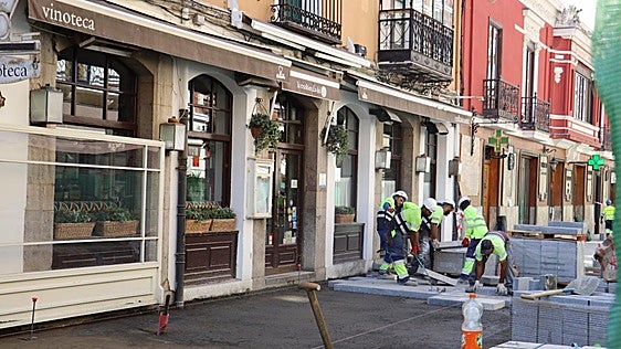 Un restaurante de la calle Ancha se queda horas sin poder abrir por culpa de las obras: «La planificación ha ido al revés»