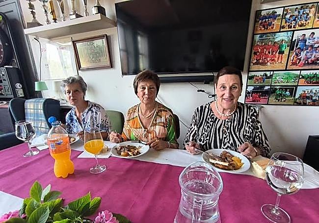 Las tres homenajeadas durante la comida.