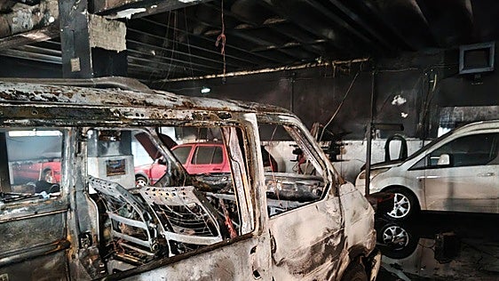 Cuantiosos destrozos en el incendio de un taller mecánico en Veguellina de Órbigo