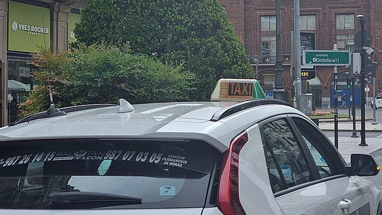 Los taxistas de León dicen que las paradas están vacías «porque hay mucho trabajo»