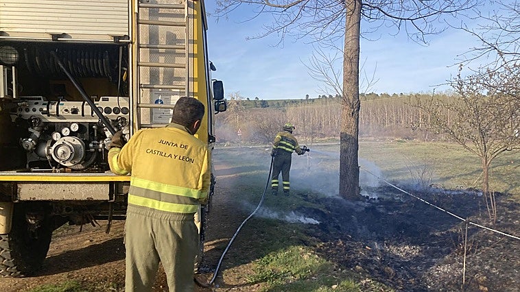 Extinguidos los tres incendios surgidos en la provincia de León durante la mañana de este jueves