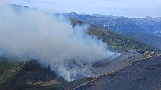 Vuelve a controlarse el incendio en Pendilla de Arbas tras haberse reactivado