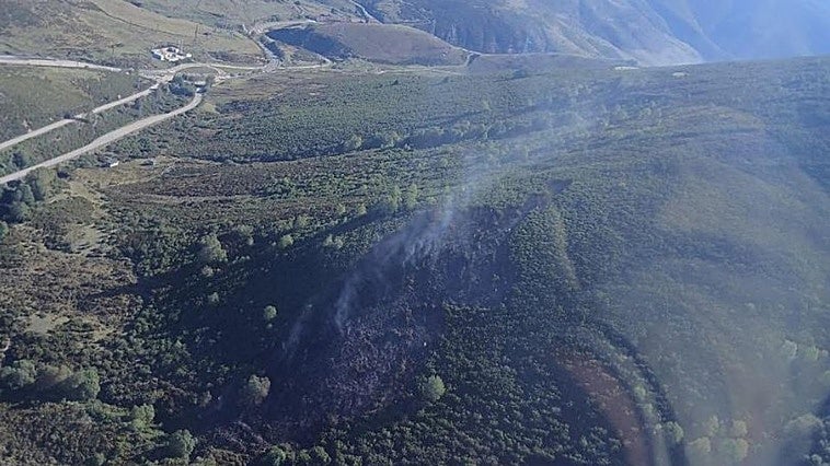 Casi una decena de medios se movilizan para sofocar un incendio junto al puerto de Pajares
