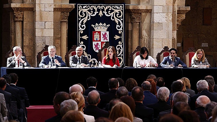 Las Cortes autonómicas reúnen a la Mesa y la Junta de Portavoces en la Real Colegiata de San Isidoro de León