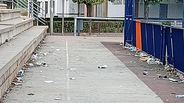Señalan el «lamentable» estado de la pista de fútbol Johan Cruyff del Polígono X