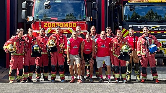 Los Bomberos de León reciben a un corredor solidario que recauda fondos para dos niños navarros con una enfermedad rara