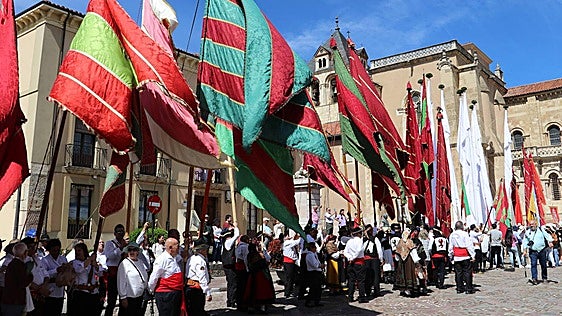 La asociación de pendones aclara la uniformidad de la vestimenta: «San Froilán se estaba convirtiendo en un desfile de peñas»