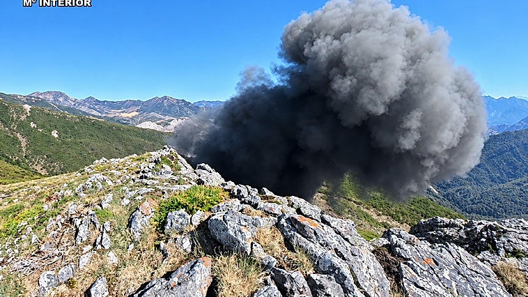 Detonan 'in situ' un proyectil de la Guerra Civil localizado por un senderista en Puebla de Lillo