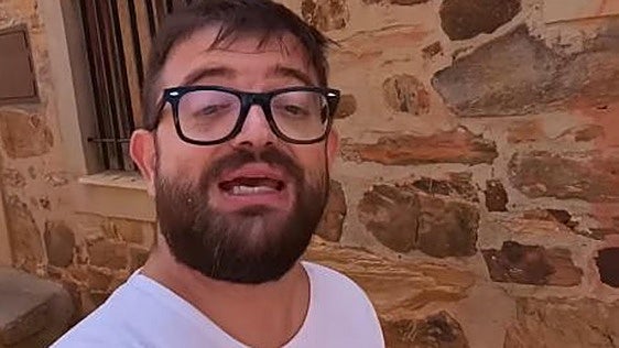 Un influencer alucina con la identidad maragata de Castrillo de los Polvazares: «Castrillo son sus gentes»