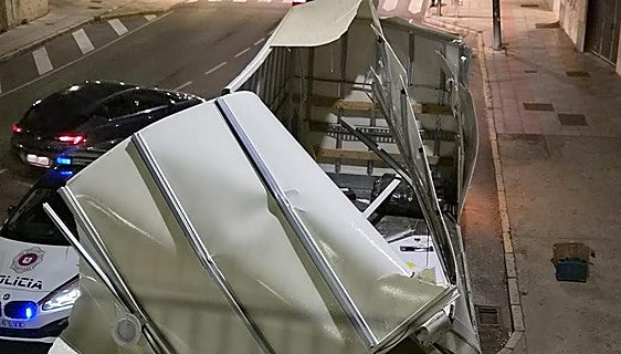 El puente de San Marcos se cobra una nueva víctima en León: la caja de un camión, destrozada