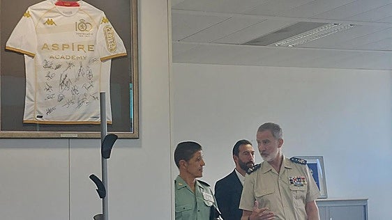 La visita de Felipe VI a León: de la 'foto' con la camiseta de la Cultural al protocolo por bandera