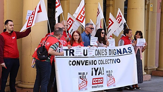 Una treintena de personas se planta ante los recortes en la ULE: «Para exigir financiación nos tendrán al lado, para recortar, enfrente»