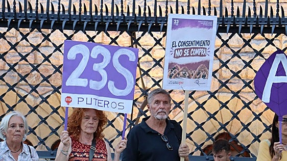 Las imágenes de la concentración contra la prostitución y la explotación sexual en León