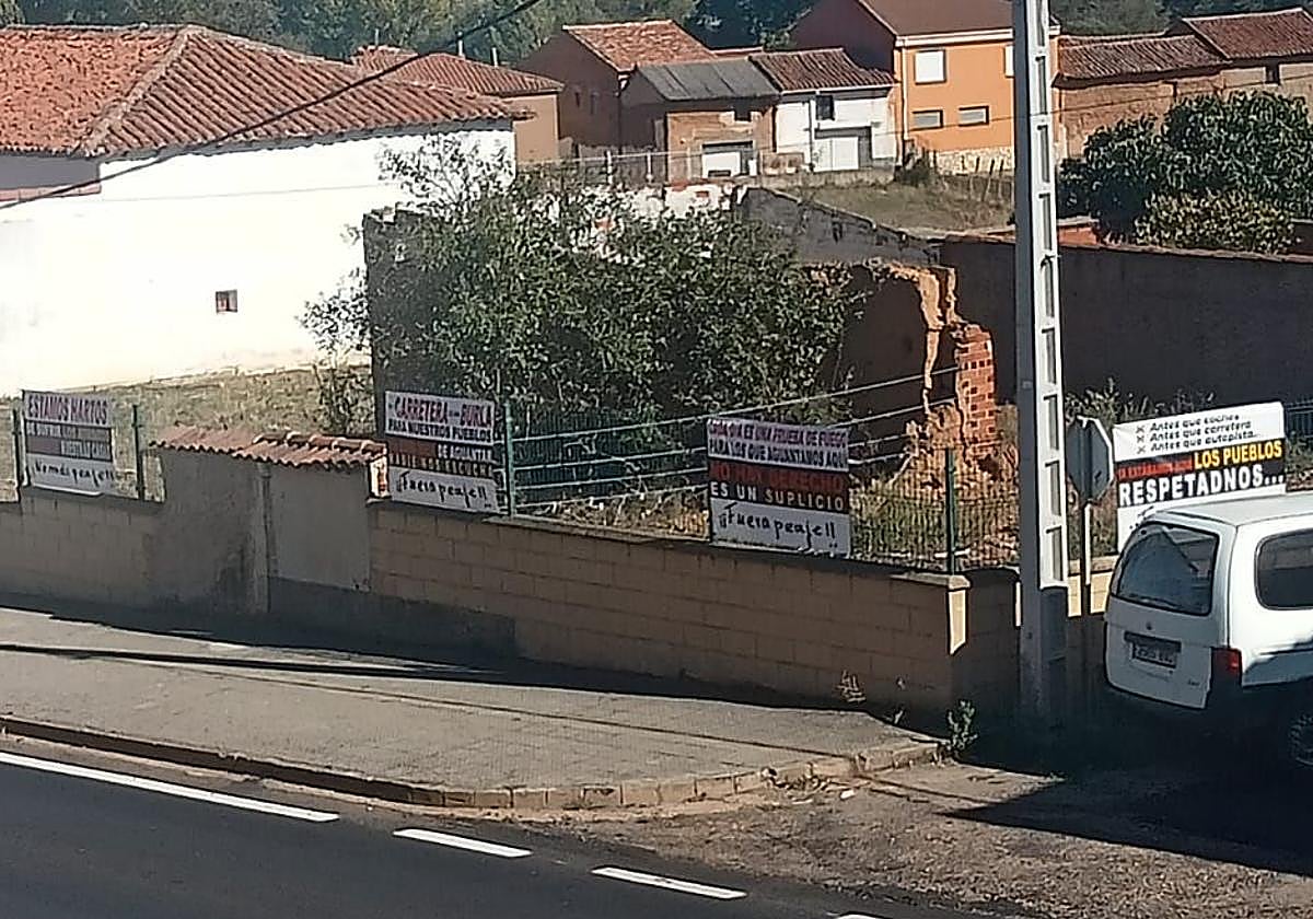 Pancartas en Valverde de la Virgen.