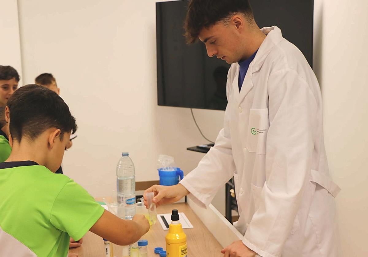 Sergio Fernández en el taller con los alumnos.