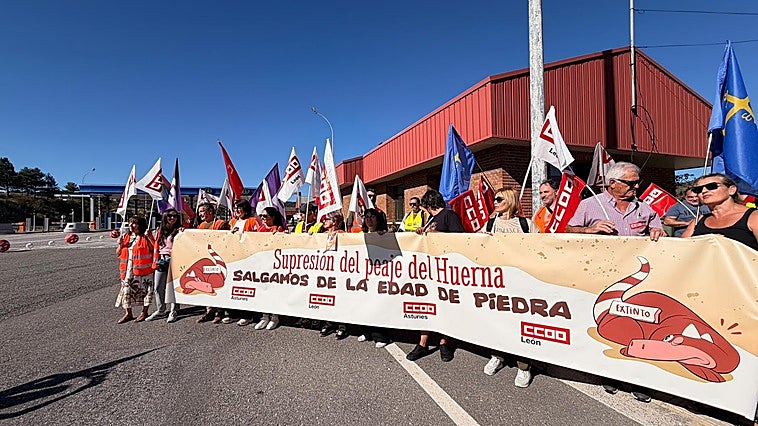 «Estamos perdiendo tiempo, dinero y vida»: la protesta contra el peaje del Huerna pide a los conductores no pagar