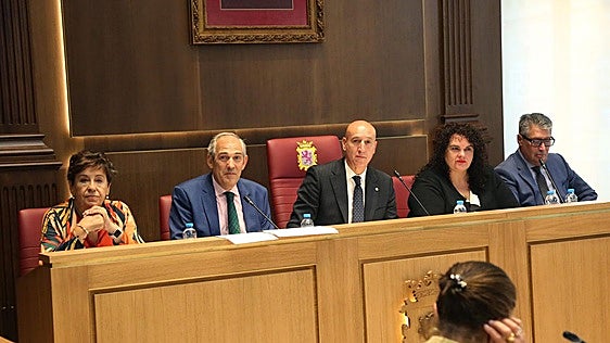 Del «atraco» a los «40 céntimos por familia»: la subida del agua en León divide al pleno