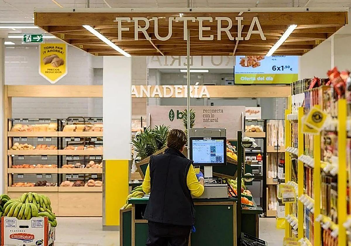 Interior de un supermercado Alimerka.