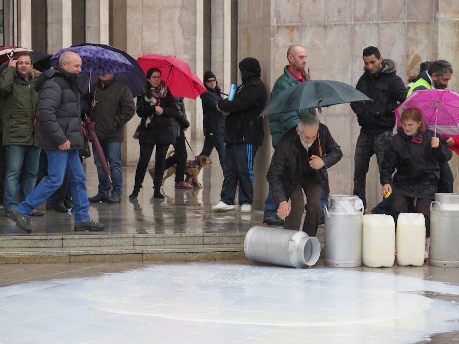 La leche vuelve a derramarse ante la Junta