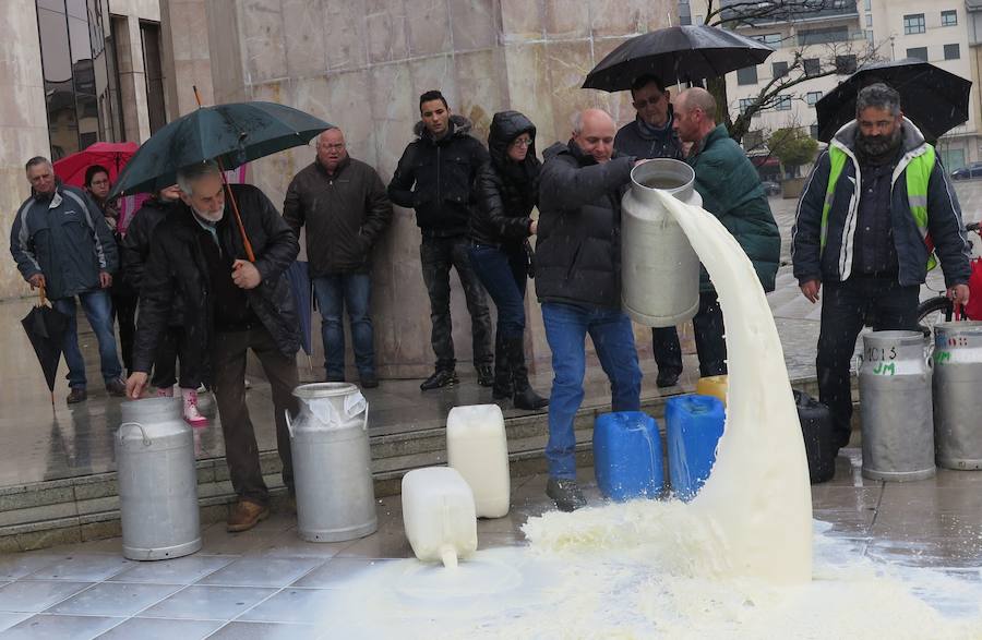 La leche vuelve a derramarse ante la Junta