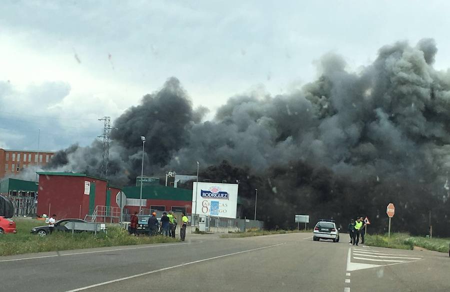 Aparatoso incendio en Embutidos Rodríguez