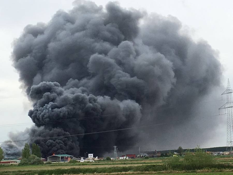 Aparatoso incendio en Embutidos Rodríguez