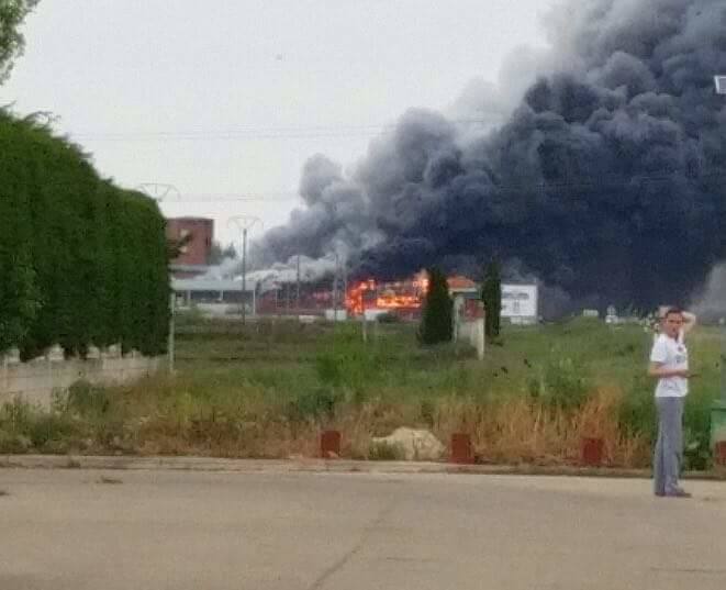 Aparatoso incendio en Embutidos Rodríguez