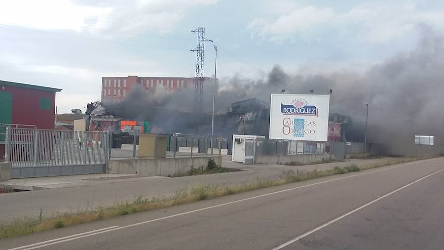 Aparatoso incendio en Embutidos Rodríguez