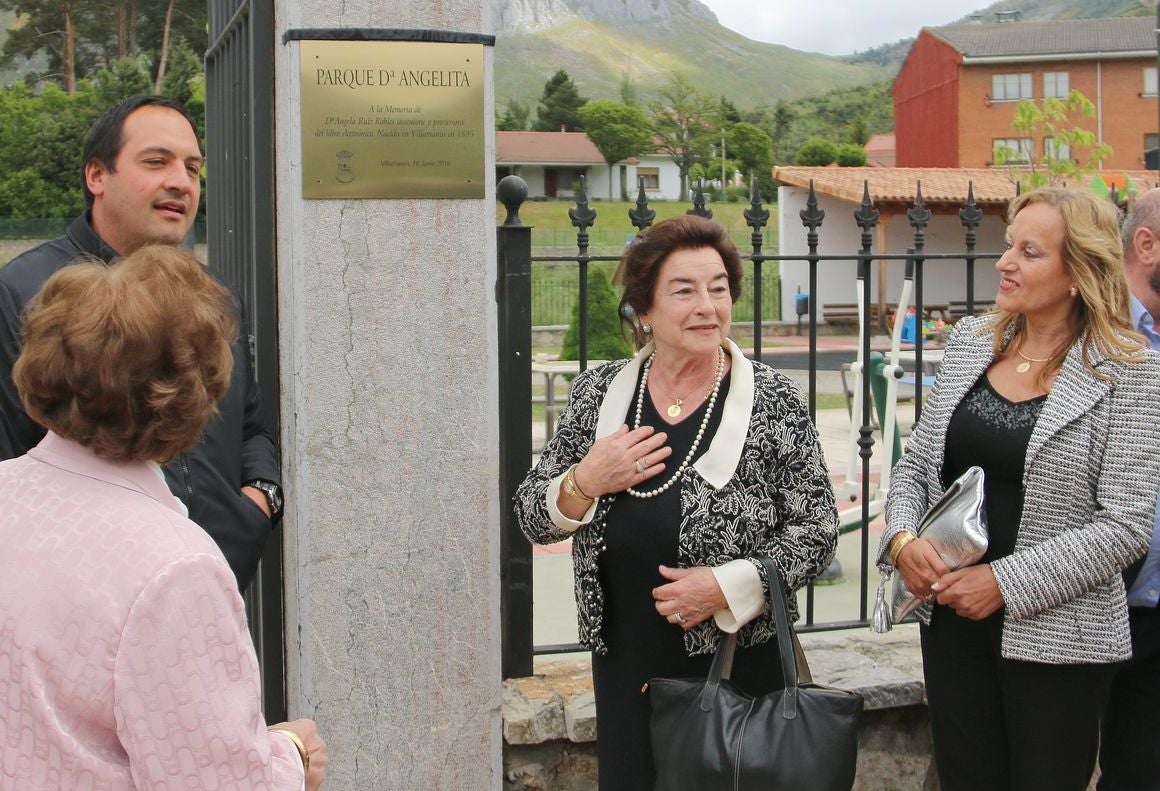 Imagen de la placa que da nombre al parque de Angelita.