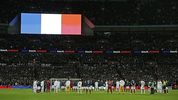 Los equipos y los jugadores guardan un minuto de silencio