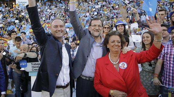 Rajoy, junto a Fabra y Barberá en mayo pasado. 