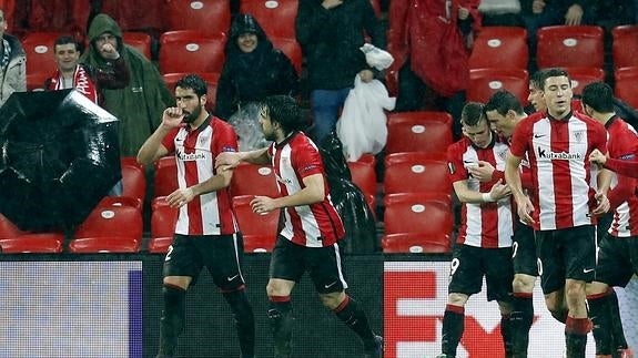 Los jugadores del Athletic celebran un gol. 