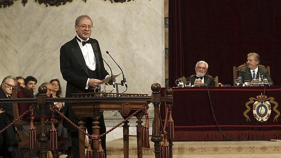 El escritor Félix de Azúa durante su discurso de ingreso en la Real Academia Española.