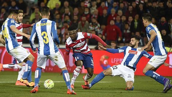 Álvaro González (2d) e Isaac Success (c) pelean por un balón.