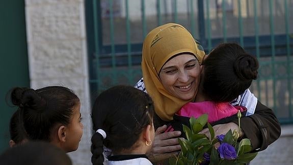 Hanan al-Hroub abraza a varios de sus estudiantes. 