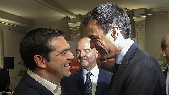 Saludo entre Tsipras y Sánchez en Bruselas.